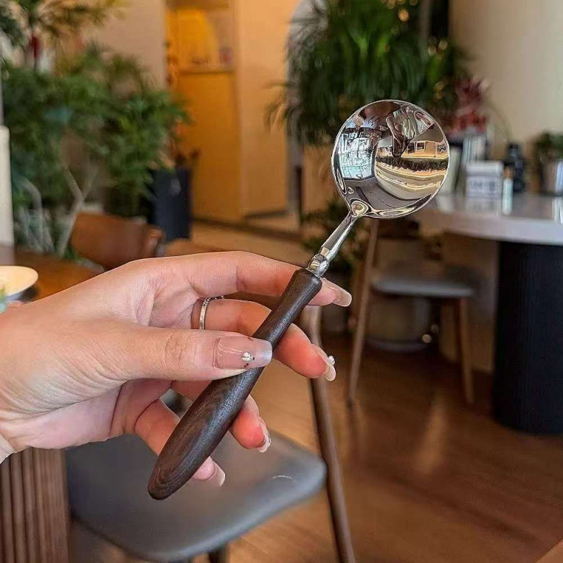 Lingură de supă din oțel inoxidabil, cu mâner din lemn în formă de aripă de pui – design luxos pentru uz casnic, lingură rotundă pentru felul principal