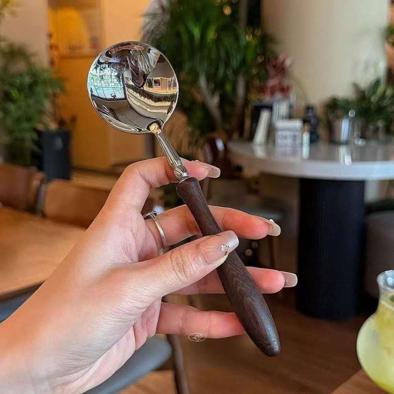 Lingură de supă din oțel inoxidabil, cu mâner din lemn în formă de aripă de pui – design luxos pentru uz casnic, lingură rotundă pentru felul principal