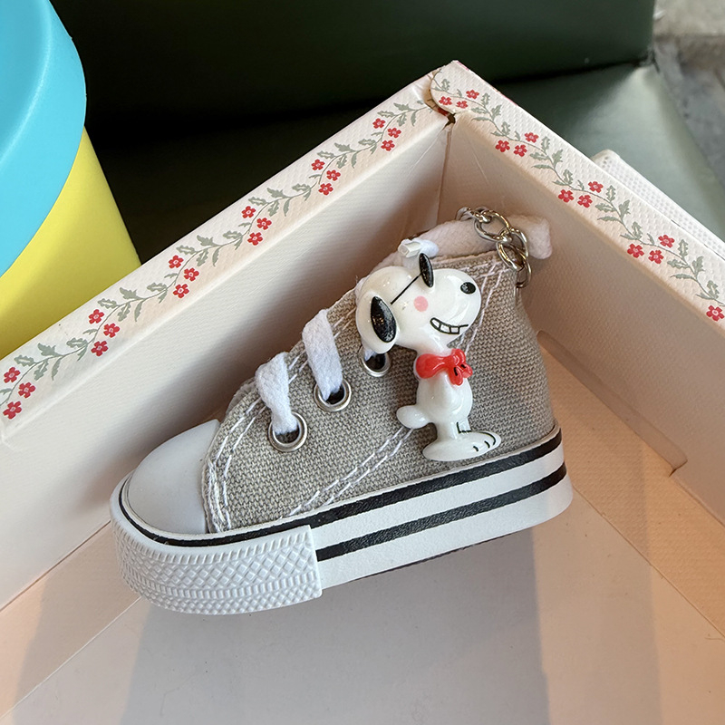Slatki crtani psić – ključni privjesak i privjesak za ruksak s motivom platnenih tenisica