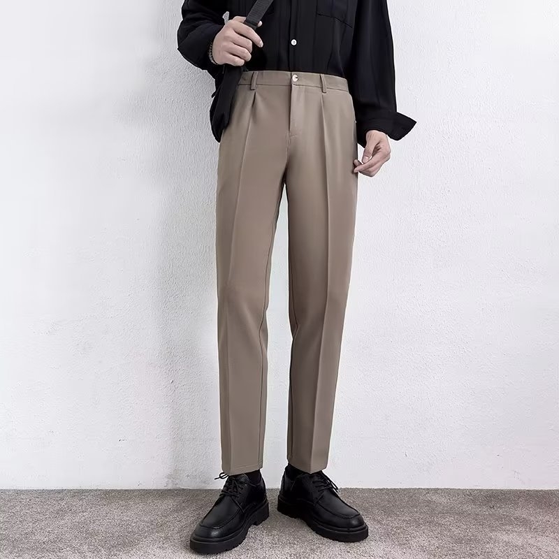 Muške crne hlače slim-fit kroja, ravnog kroja, ležerni ljetni komad s elegantnim padom materijala