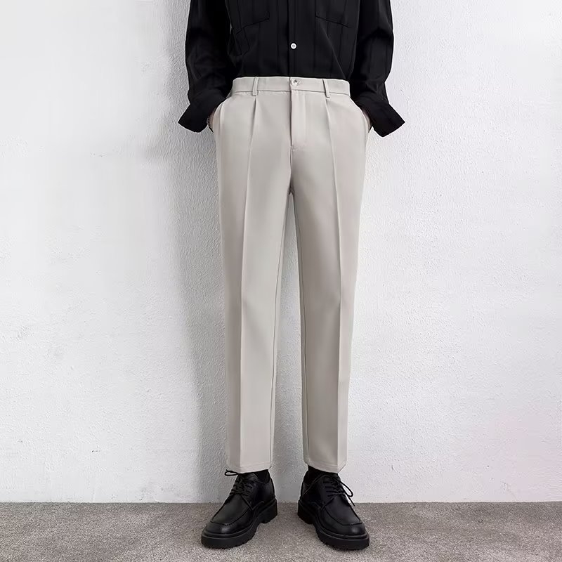 Muške crne hlače slim-fit kroja, ravnog kroja, ležerni ljetni komad s elegantnim padom materijala