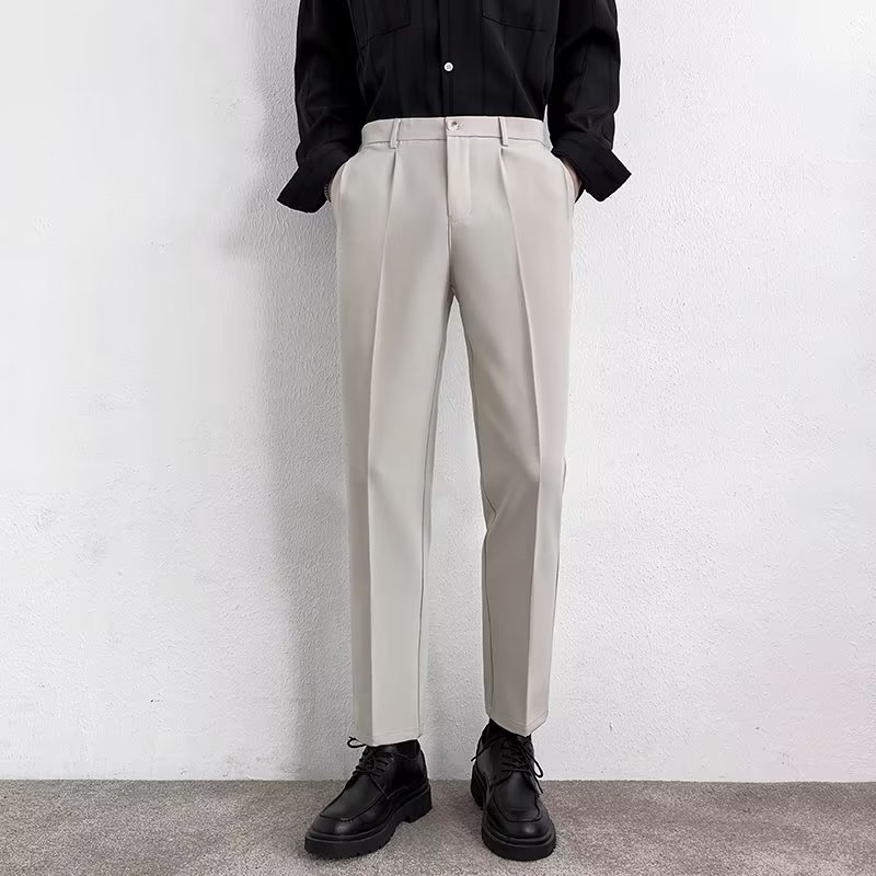 Muške crne hlače slim-fit kroja, ravnog kroja, ležerni ljetni komad s elegantnim padom materijala