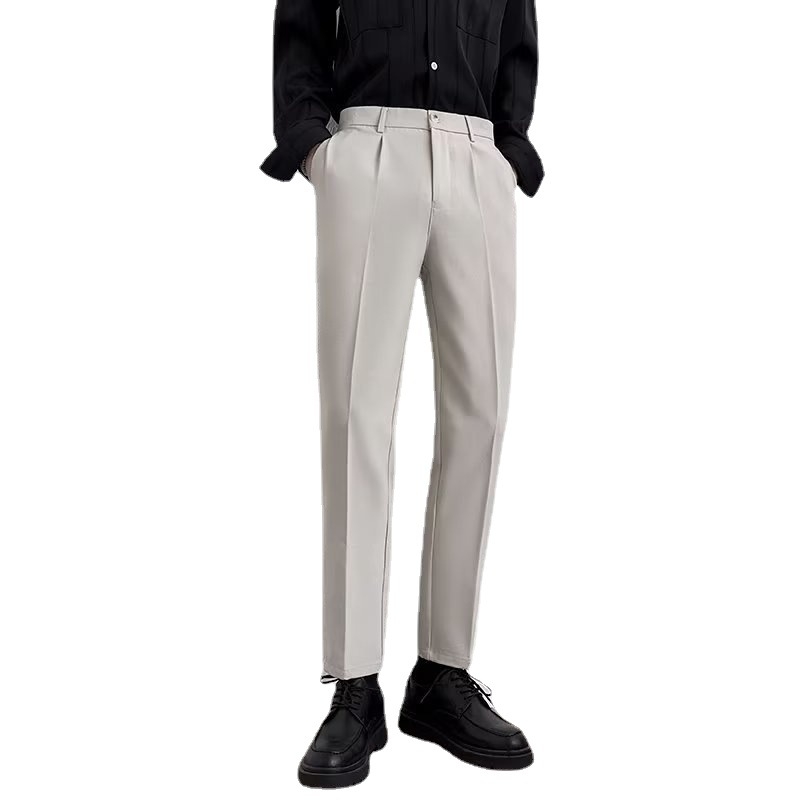 Muške crne hlače slim-fit kroja, ravnog kroja, ležerni ljetni komad s elegantnim padom materijala