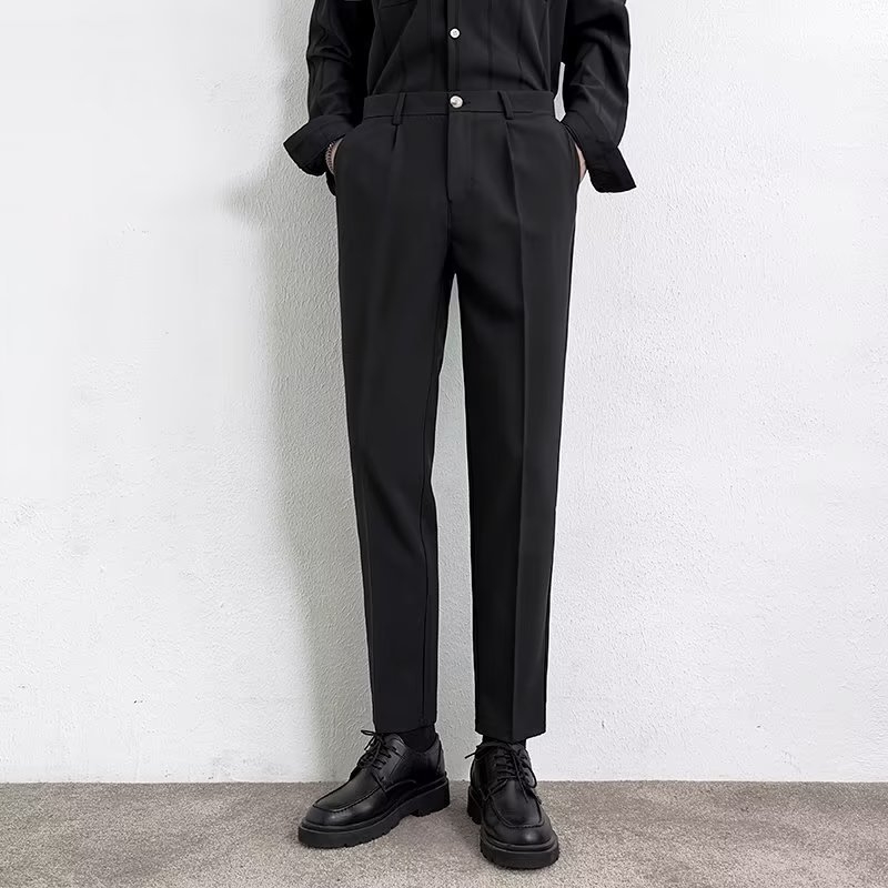 Muške crne hlače slim-fit kroja, ravnog kroja, ležerni ljetni komad s elegantnim padom materijala
