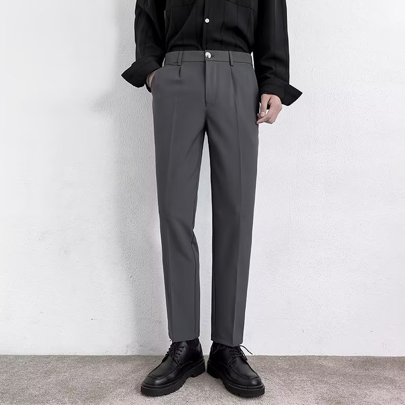 Muške crne hlače slim-fit kroja, ravnog kroja, ležerni ljetni komad s elegantnim padom materijala