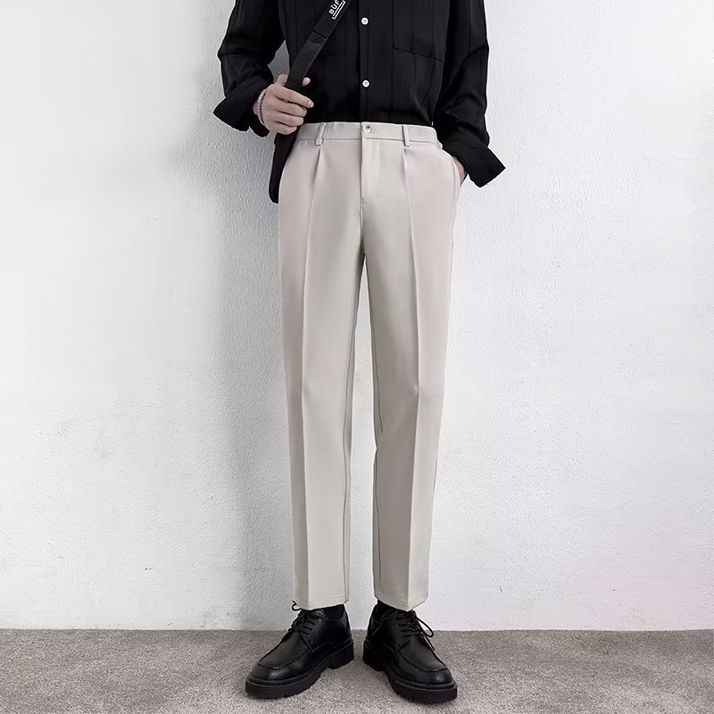 Muške crne hlače slim-fit kroja, ravnog kroja, ležerni ljetni komad s elegantnim padom materijala