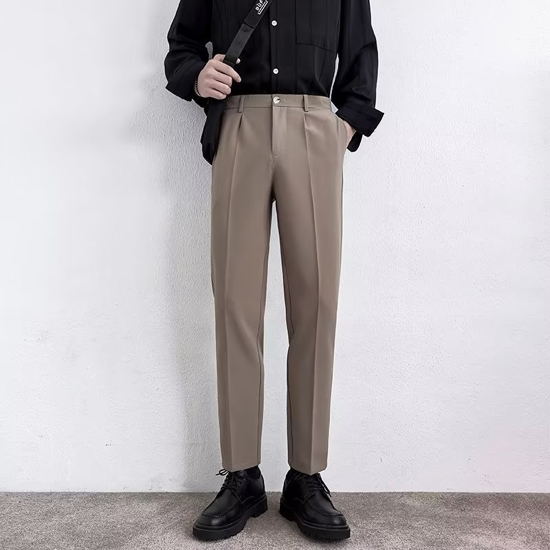 Muške crne hlače slim-fit kroja, ravnog kroja, ležerni ljetni komad s elegantnim padom materijala