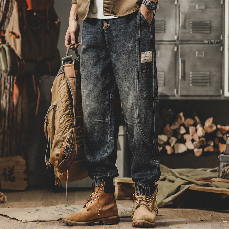 Férfi denim nadrág, mosott pamutból, lazán szabott, széles szárú, patchwork részletekkel, tavasz–ősz