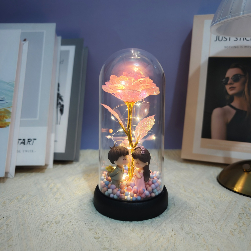 Lampa sa očuvanim cvijetom pod staklenim kupolom, ruža s folijom od zlata — poklon za Dan zaljubljenih, Majčin dan i rođendane