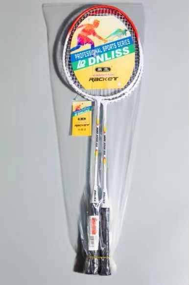 Set od dvije badminton palice visoke elastičnosti, čvrst aluminijski spoj, pogodan za odrasle i djecu.
