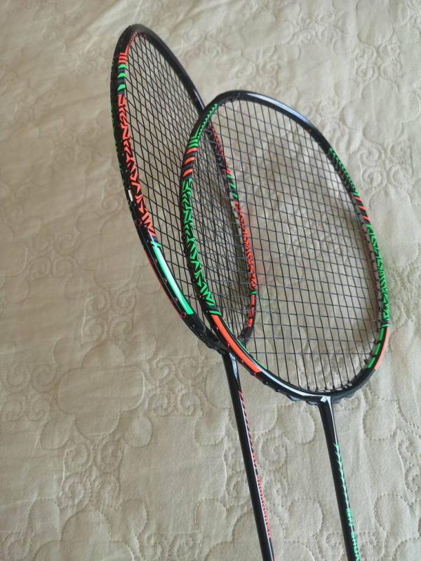 Prilagođena ultra lagana karbonska badminton raketa s jednoplošnom drškom, izbor 6U–9U