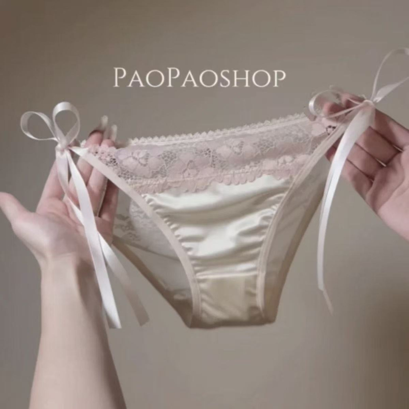 Francuske satenske gaćice sa bočnim vezicama, niski struk, seksi čipka, pamukasti međupodručje