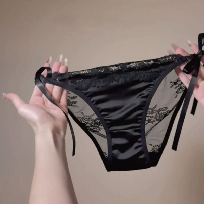 Francuske satenske gaćice sa bočnim vezicama, niski struk, seksi čipka, pamukasti međupodručje