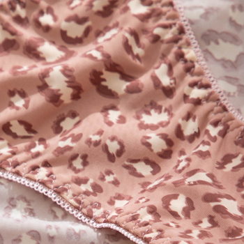 Žensko donje rublje od ice silk, niski struk, tanke naramenice, leopard uzorak, V-oblik dizajna