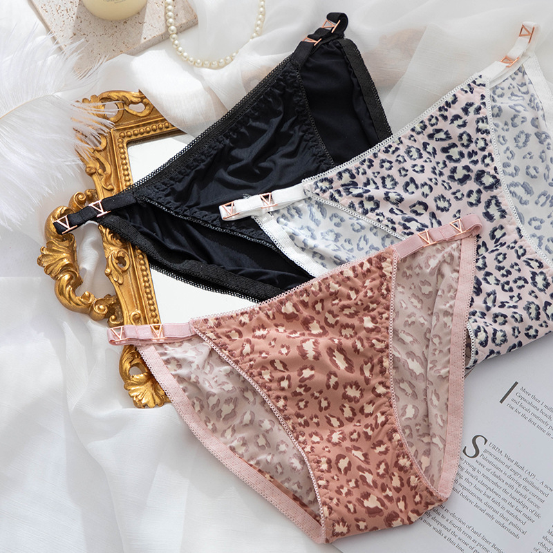 Žensko donje rublje od ice silk, niski struk, tanke naramenice, leopard uzorak, V-oblik dizajna