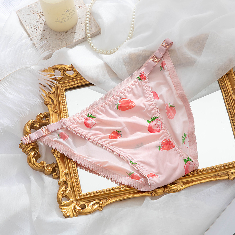 Žensko donje rublje od ice silk, niski struk, tanke naramenice, leopard uzorak, V-oblik dizajna