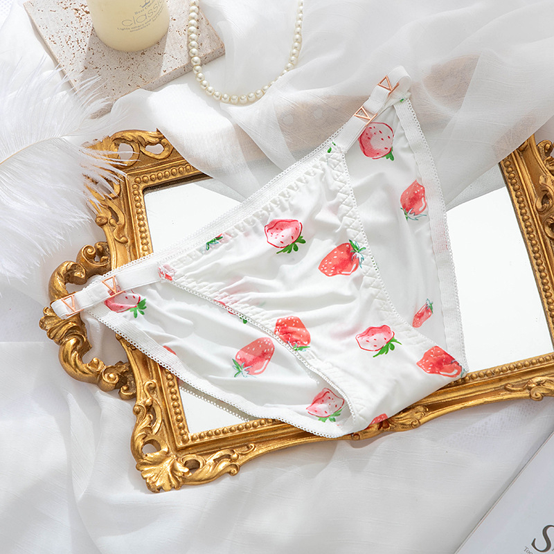 Žensko donje rublje od ice silk, niski struk, tanke naramenice, leopard uzorak, V-oblik dizajna