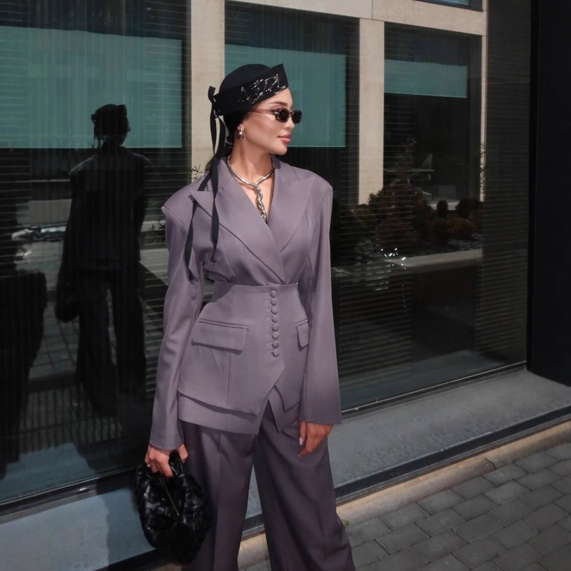 Ženski hlačni kostim za jesen s V izrezom, elegantan i ležeran