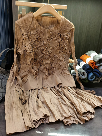 Elegantni dvodijelni set: ručno izrađeni plisirani vrh s cvjetnim detaljima i usklađena midi suknja, ženski jesenski stil.