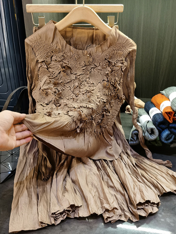 Elegantni dvodijelni set: ručno izrađeni plisirani vrh s cvjetnim detaljima i usklađena midi suknja, ženski jesenski stil.
