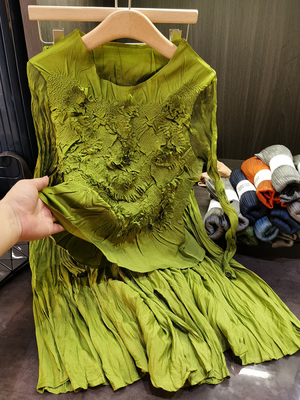Elegantni dvodijelni set: ručno izrađeni plisirani vrh s cvjetnim detaljima i usklađena midi suknja, ženski jesenski stil.