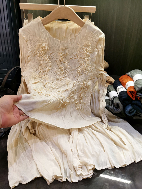 Elegantni dvodijelni set: ručno izrađeni plisirani vrh s cvjetnim detaljima i usklađena midi suknja, ženski jesenski stil.