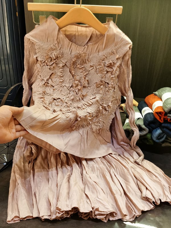 Elegantni dvodijelni set: ručno izrađeni plisirani vrh s cvjetnim detaljima i usklađena midi suknja, ženski jesenski stil.