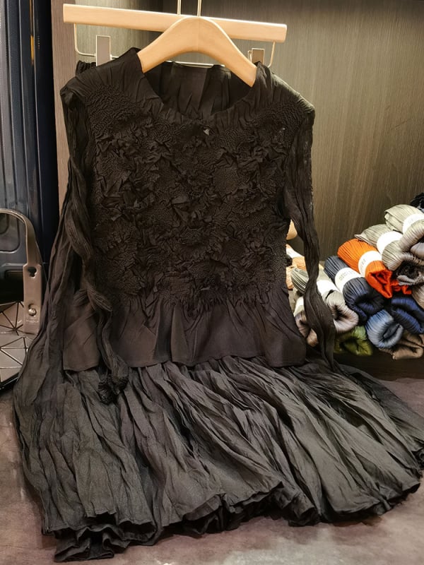 Elegantni dvodijelni set: ručno izrađeni plisirani vrh s cvjetnim detaljima i usklađena midi suknja, ženski jesenski stil.