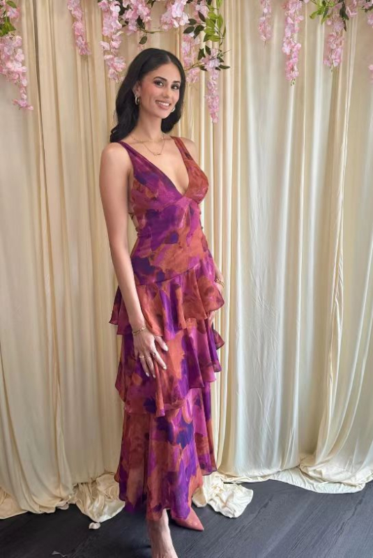 Chiffon anyagú halterneck ruha virágos mintával, karcsú szabás, nyár 2025