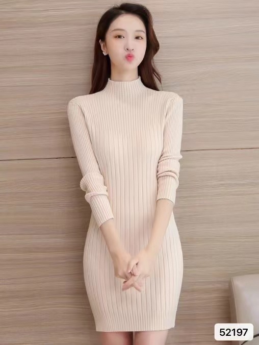 Jesensko-zimska srednje dužine pletena haljina s polu-visokim ovratnikom, prilagođen kroj, dugi rukavi, elegantan stil.