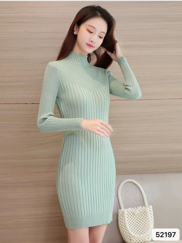 Jesensko-zimska srednje dužine pletena haljina s polu-visokim ovratnikom, prilagođen kroj, dugi rukavi, elegantan stil.