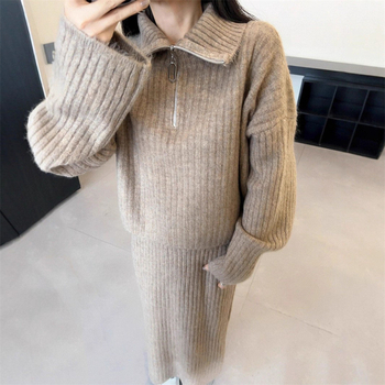 Koreai stílusú laza szabású két darabos szett nőknek: pulóver félcipzárral és revernyakkal, kötött szoknyával, ősz-tél.