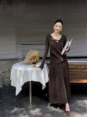 V-izrez pleteni trodjelni set s visokim strukom, midi suknja – elegantan minimalistički stil