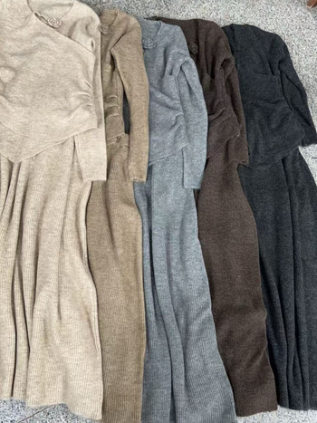 V-izrez pleteni trodjelni set s visokim strukom, midi suknja – elegantan minimalistički stil