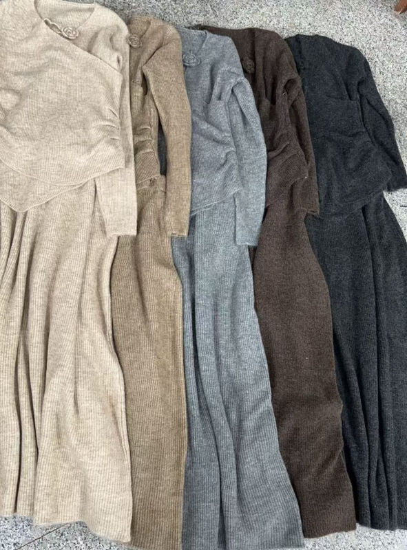 V-izrez pleteni trodjelni set s visokim strukom, midi suknja – elegantan minimalistički stil