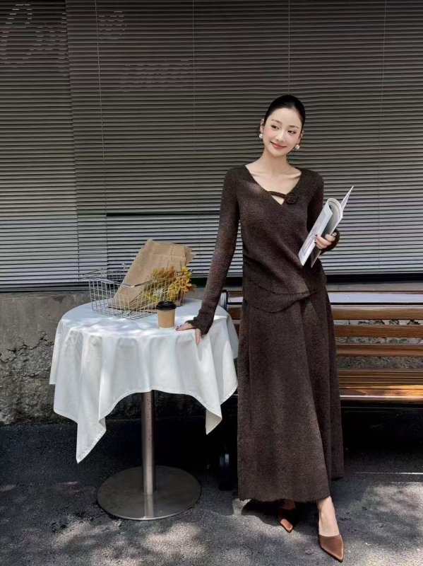 V-izrez pleteni trodjelni set s visokim strukom, midi suknja – elegantan minimalistički stil