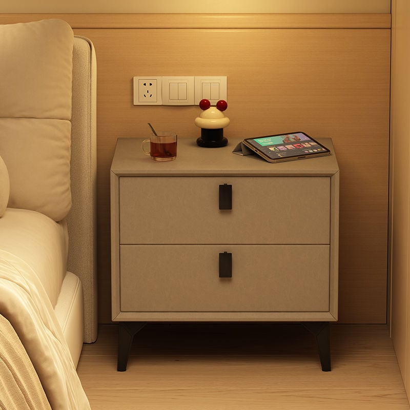 Nočný stolík z masívneho dreva s koženým čalúnením, moderný minimalistický úložný nábytok do spálne