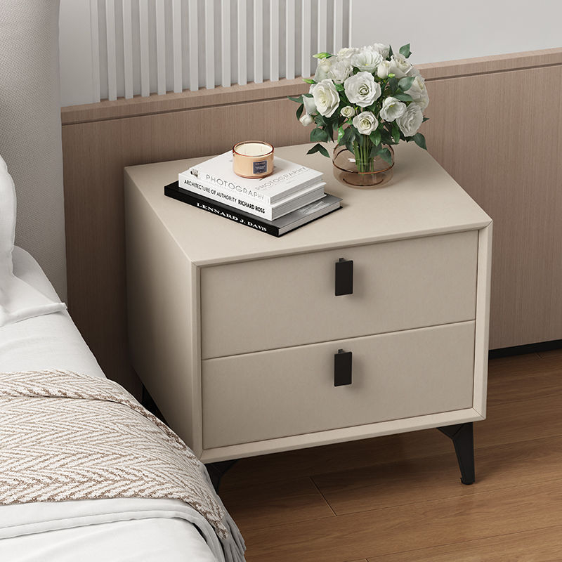 Nočný stolík z masívneho dreva s koženým čalúnením, moderný minimalistický úložný nábytok do spálne