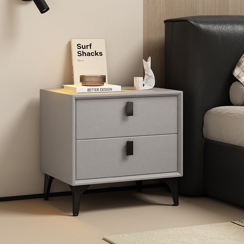 Nočný stolík z masívneho dreva s koženým čalúnením, moderný minimalistický úložný nábytok do spálne