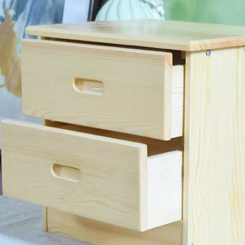 Nočný stolík z masívneho dreva so zásuvkou a skladovacím priestorom, minimalistický dizajn