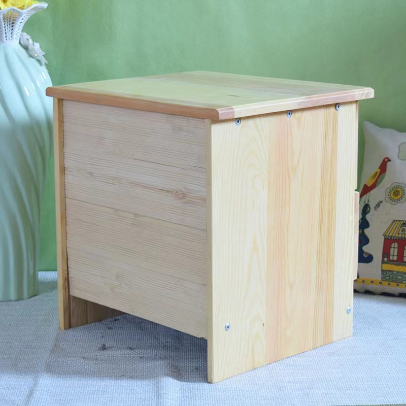 Nočný stolík z masívneho dreva so zásuvkou a skladovacím priestorom, minimalistický dizajn