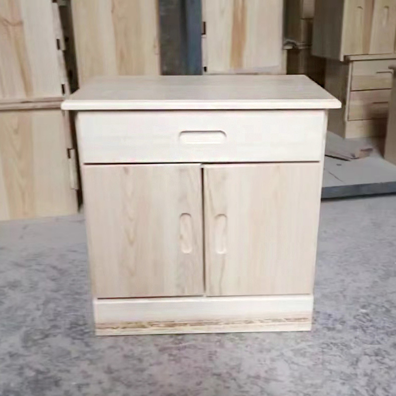 Nočný stolík z masívneho dreva so zásuvkou a skladovacím priestorom, minimalistický dizajn