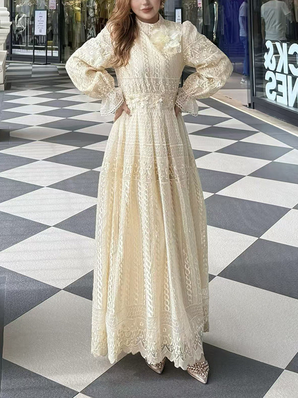 Francia stílusú Hepburn-ihletésű elegáns hosszú ujjú ruha virágmintával, maxi fazon, tavasz 2026