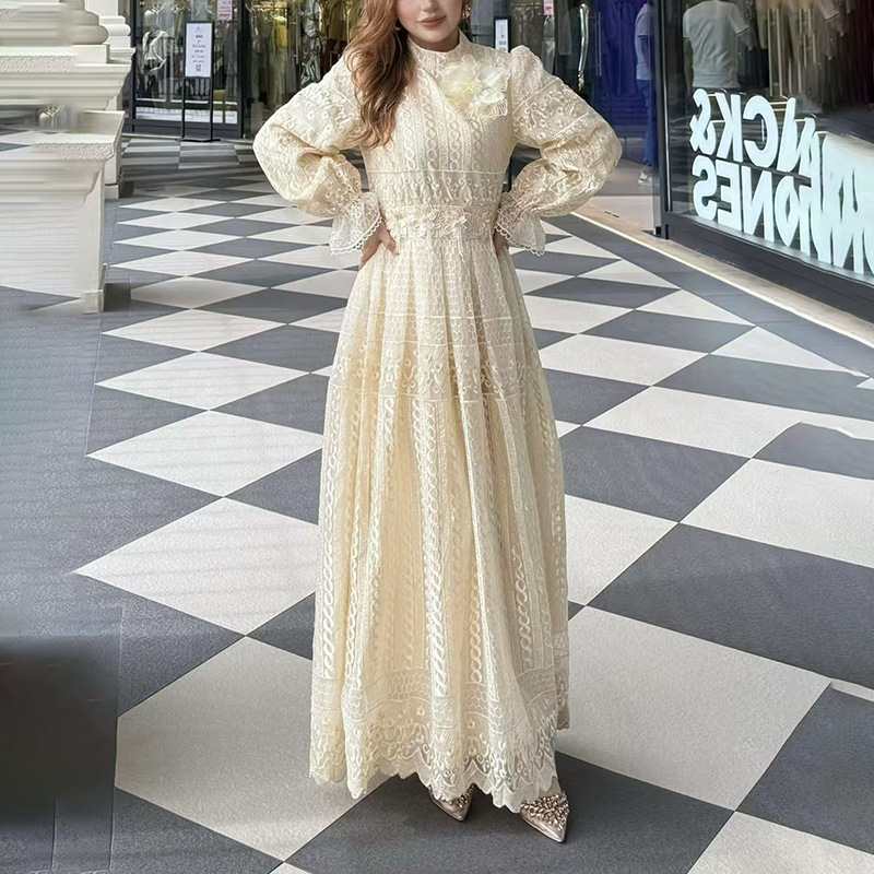 Francia stílusú Hepburn-ihletésű elegáns hosszú ujjú ruha virágmintával, maxi fazon, tavasz 2026