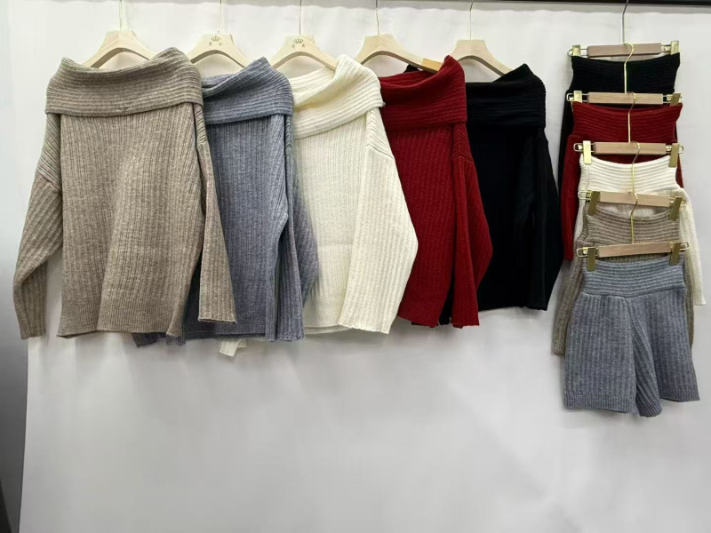 Ženski pleteni top s jednim ramenom i šorcima — dvodijelni komplet za jesen i zimu, ležernog i elegantnog stila