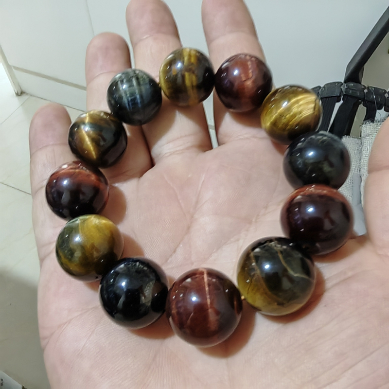 Prirodna višebojna narukvica od tigrovog oka s mačjim okom i kristalnim perlama. Unisex poklon.