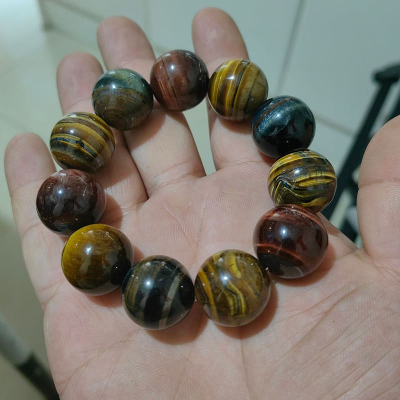 Prirodna višebojna narukvica od tigrovog oka s mačjim okom i kristalnim perlama. Unisex poklon.