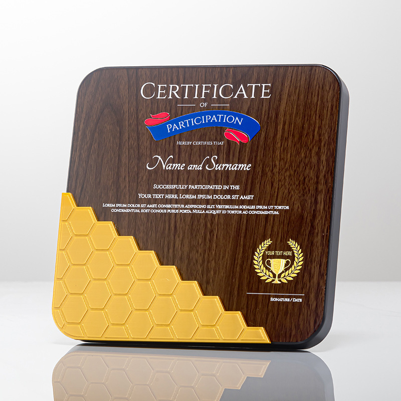 Drvena plaketa za nagradu s certifikatom časti za izvanrednog člana i upravljačku jedinicu; prilagodljivo; dimenzije 20×25 cm