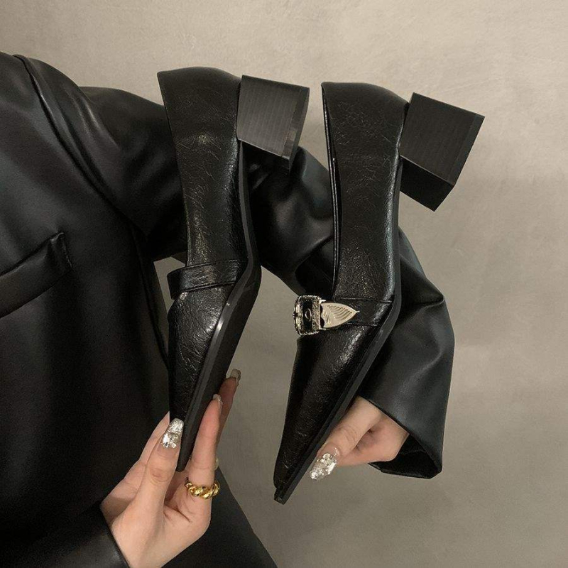 Crni ženski mokasini od kože s oštrim vrhom i niskim petom, retro stil