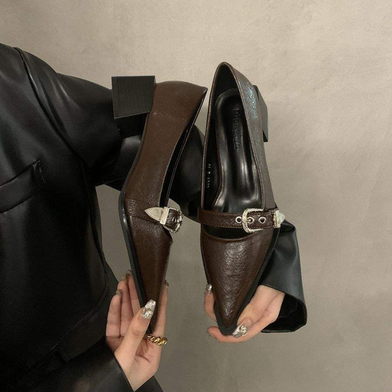 Crni ženski mokasini od kože s oštrim vrhom i niskim petom, retro stil